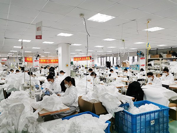 探訪(fǎng)上海防護(hù)服生產(chǎn)廠(chǎng)：工人七八分鐘就能做1件