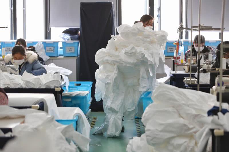 誠格醫(yī)用防護(hù)服產(chǎn)能正在逐步上升，短期目標(biāo)是每天生產(chǎn)9000件