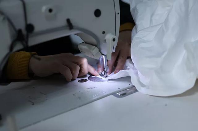防護(hù)服緊缺？這家僅用了5天時(shí)間轉(zhuǎn)產(chǎn)防護(hù)服，日產(chǎn)量已達(dá)9000件