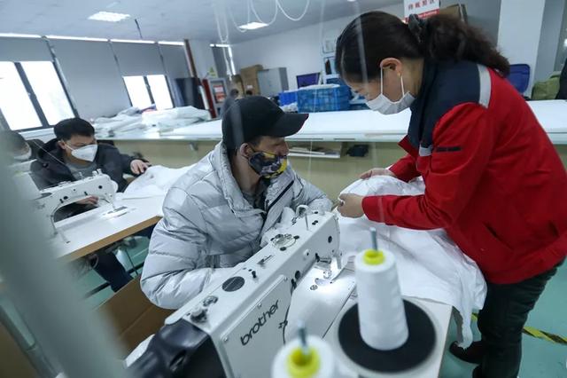 防護(hù)服緊缺？這家僅用了5天時(shí)間轉(zhuǎn)產(chǎn)防護(hù)服，日產(chǎn)量已達(dá)9000件