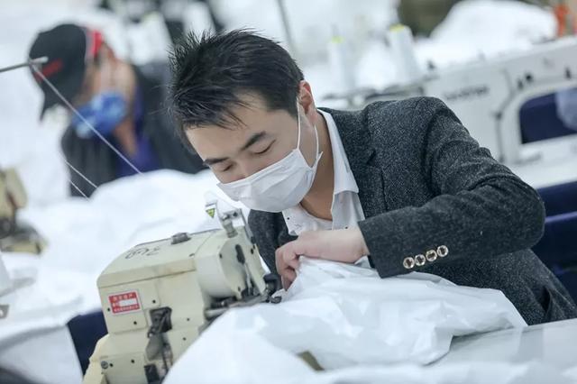 防護(hù)服緊缺？這家僅用了5天時(shí)間轉(zhuǎn)產(chǎn)防護(hù)服，日產(chǎn)量已達(dá)9000件