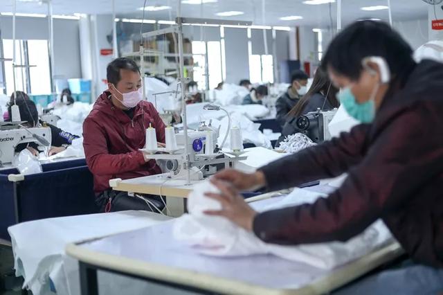 防護(hù)服緊缺？這家僅用了5天時(shí)間轉(zhuǎn)產(chǎn)防護(hù)服，日產(chǎn)量已達(dá)9000件