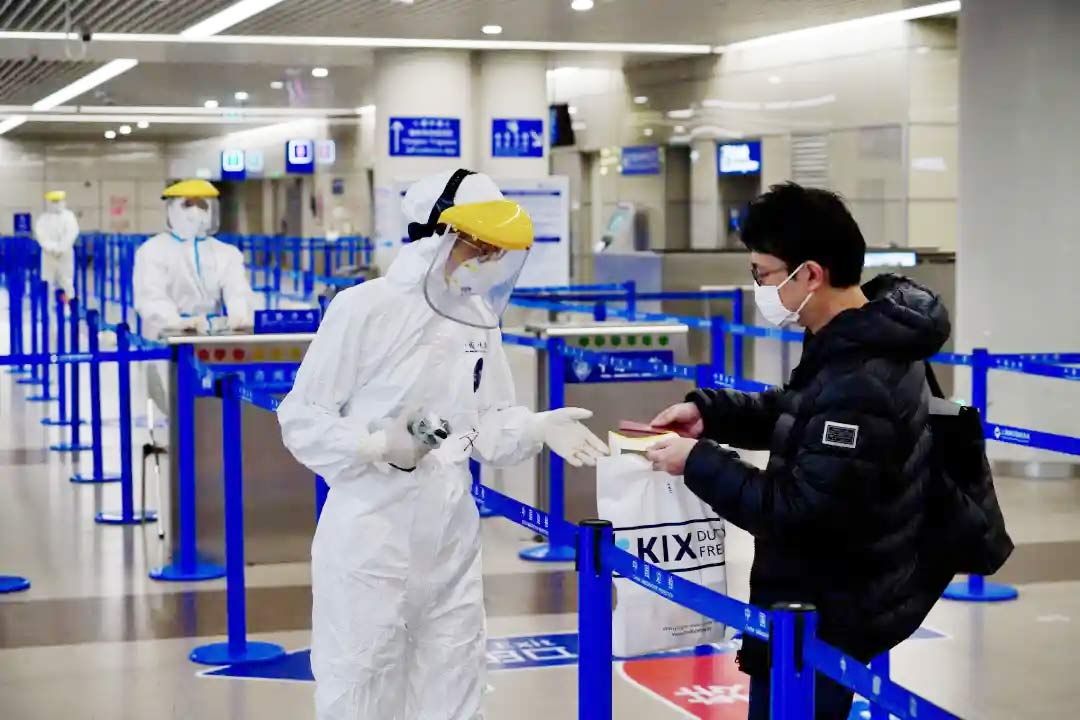 身穿誠(chéng)格防護(hù)服的&ldquo;守滬者&rdquo; 24小時(shí)奮戰(zhàn)在浦東國(guó)際機(jī)場(chǎng)口岸防疫一線