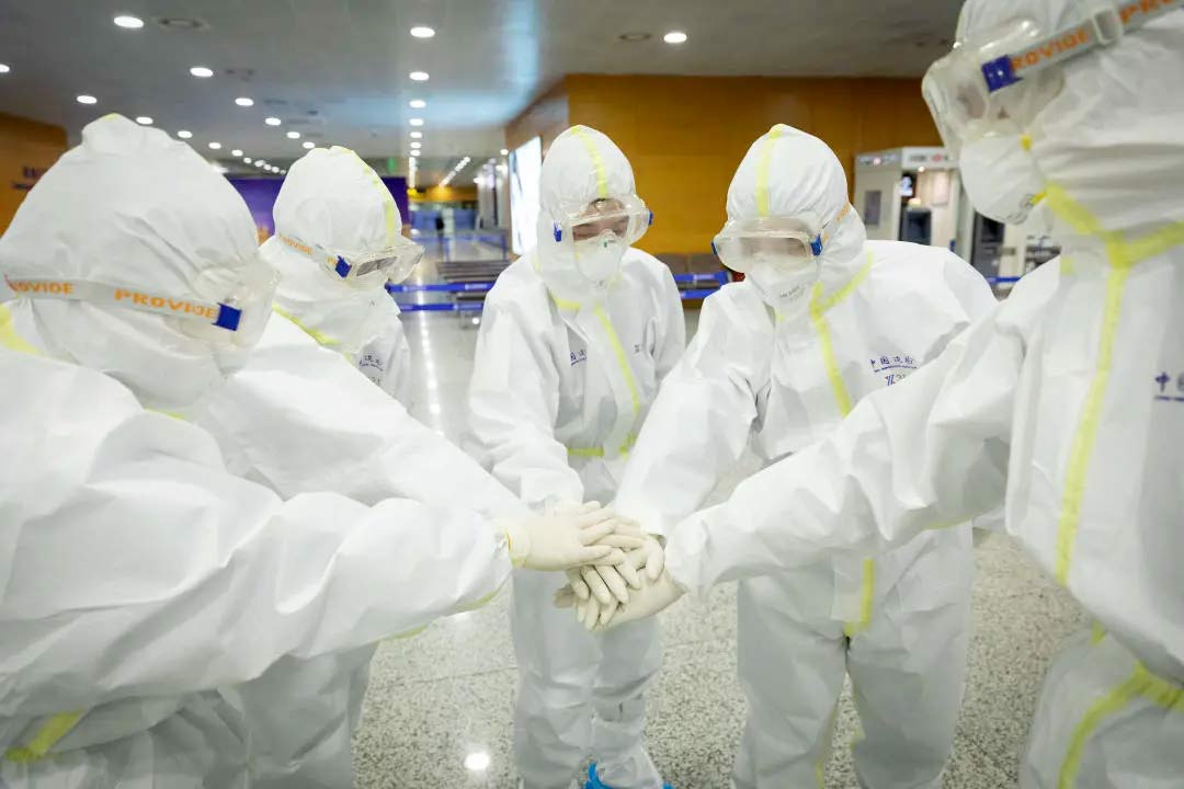 身穿誠(chéng)格防護(hù)服的&ldquo;守滬者&rdquo; 24小時(shí)奮戰(zhàn)在浦東國(guó)際機(jī)場(chǎng)口岸防疫一線