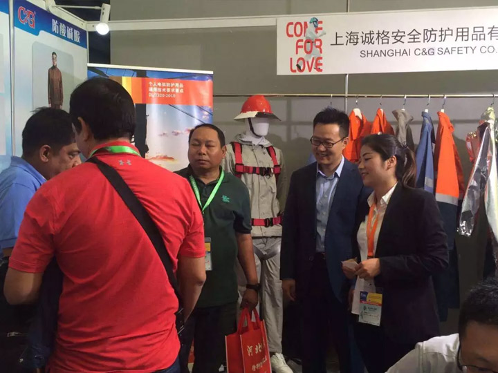 展區(qū)一角，相談甚歡，有種相見恨晚的感覺！