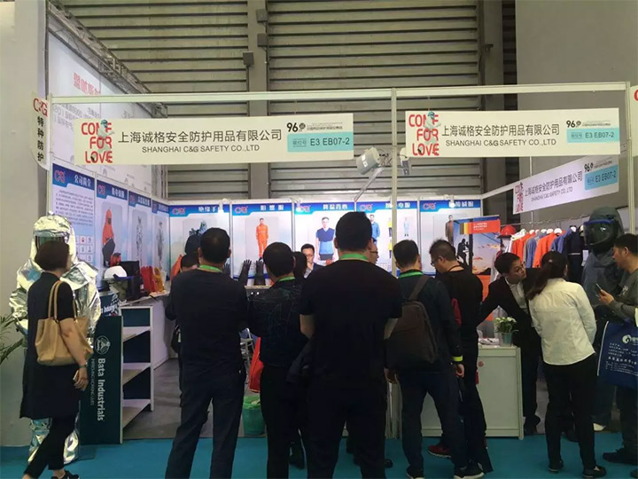 蜂擁而至，開始圍觀