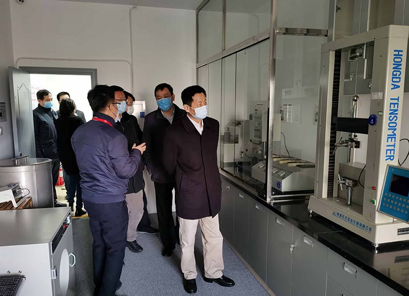 上海市委常委、副市長吳清一行蒞臨指導(dǎo)誠格防御物資的生產(chǎn)
