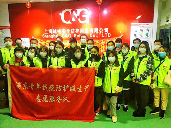 攜手戰(zhàn)“疫”，逆風(fēng)而上，上海志愿者助力抗疫防護(hù)服生產(chǎn)