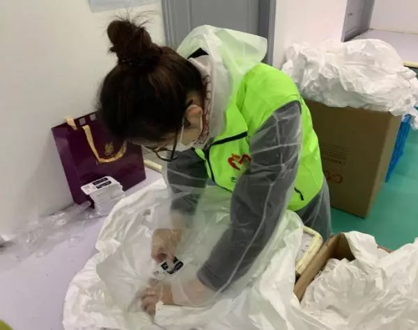 攜手戰(zhàn)&ldquo;疫&rdquo;，逆風(fēng)而上，上海志愿者助力抗疫防護(hù)服生產(chǎn)