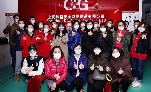 攜手戰(zhàn)&ldquo;疫&rdquo;，逆風(fēng)而上，上海志愿者助力抗疫防護(hù)服生產(chǎn)